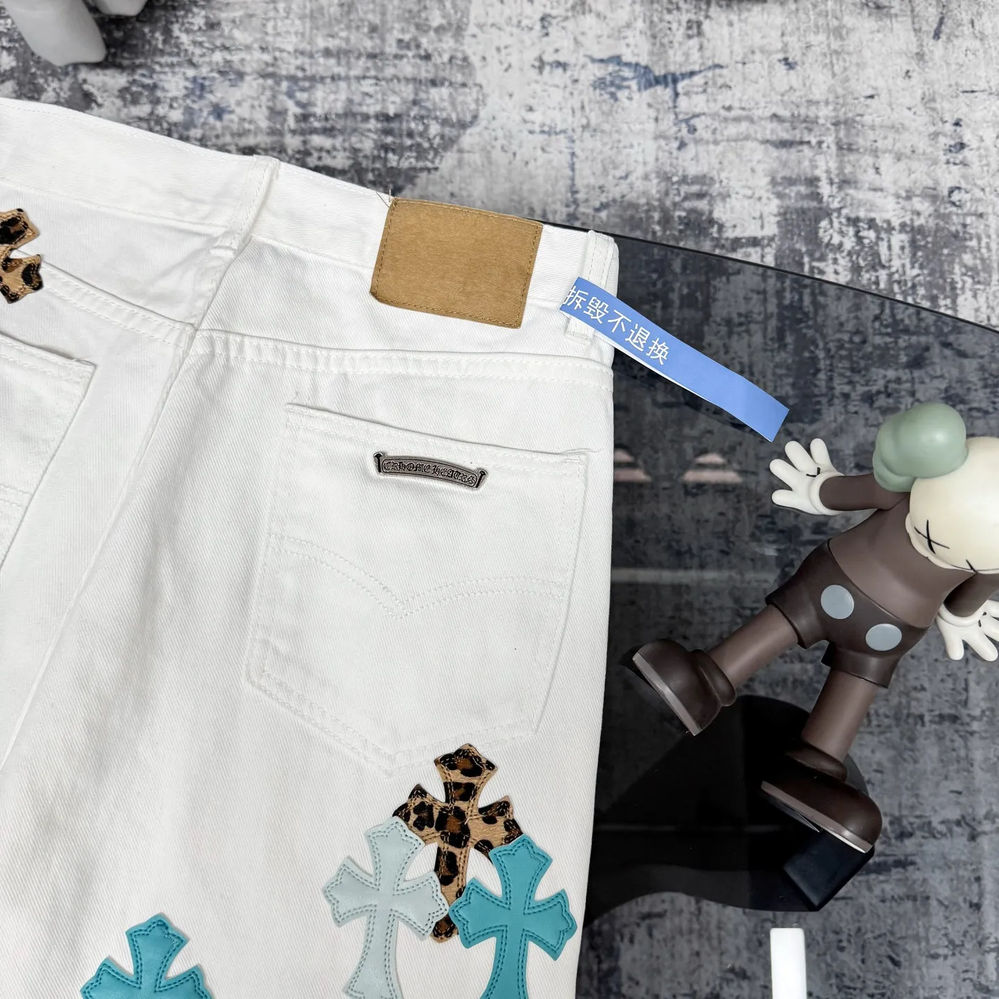 P250 Chrome Hearts 25SS white pants with three-color leopard print blue leather jeans. Chrome Hearts’ pants with the most popular colors are made of beaded canvas fabric. Heavy washing makes the upper body of the fabric more textured and the pants are tall and straight! The three-dimensional cutting of the whole trousers is a masterpiece! The hardware is customized by zp. The beaded canvas fabric is thick and soft after being washed. It has good breathability. Customized small leather label. Unique design. The details are simple and elegant, and the workmanship is exquisite. The whole trousers are neatly routed and the details are in place! It’s so cool that both men and women can easily control the genderless trend! Size: 28/30/32/34 Waist: 73/78/83/88 Sitting: 99/104/109/114 Pants length: 102/104/106/108